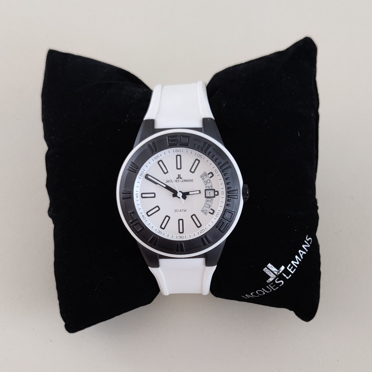 VLZ Crowdfunding Uhr Weiss